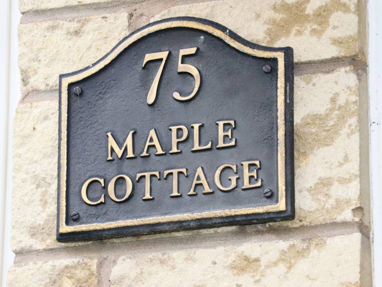 Cottage with yard — photo 2