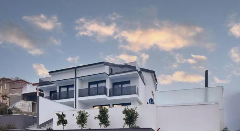 House with pool, jacuzzi & sauna in Lovran