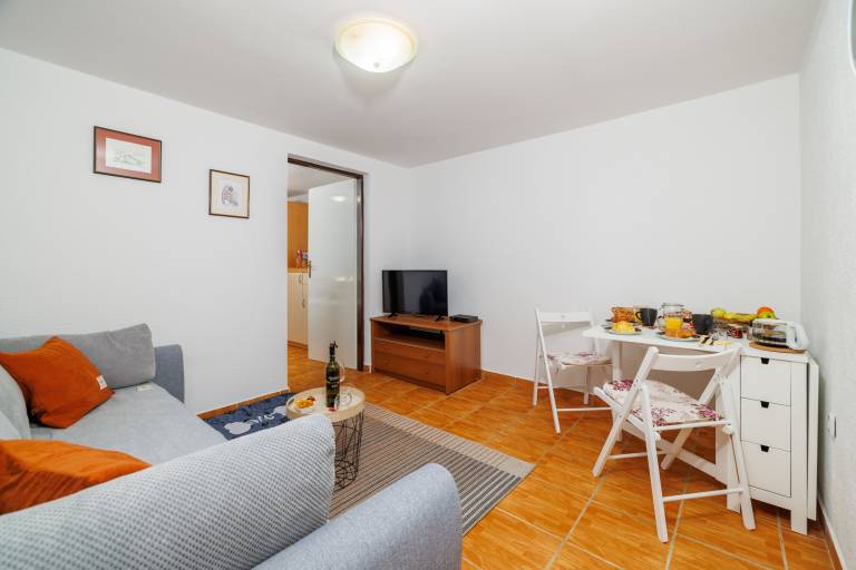 Apartment with BBQ & patio | Garden view — photo 3