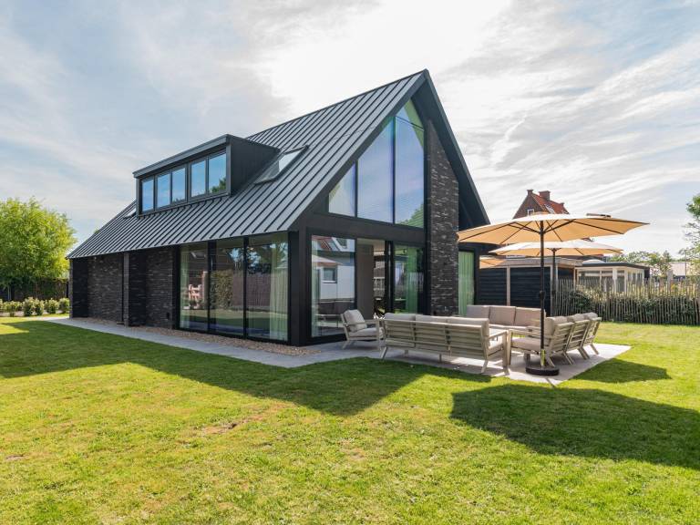 Luxuri&ouml;se Villa 150m vom Strand