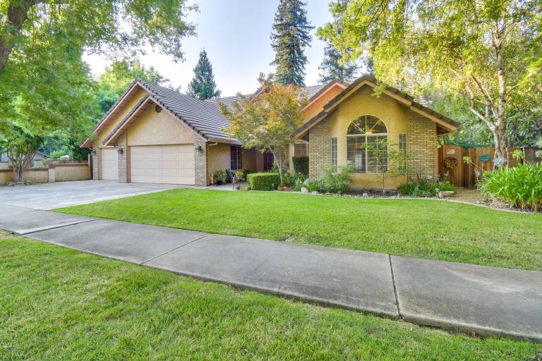 1 Mi to Applegate Park Zoo: Pet-Friendly Home — photo 2