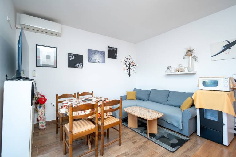 Rental apartment with terrace, yard & barbecue — photo 3