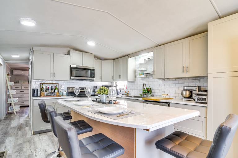 10 Mi to Beaches Home w Pool Access in Largo