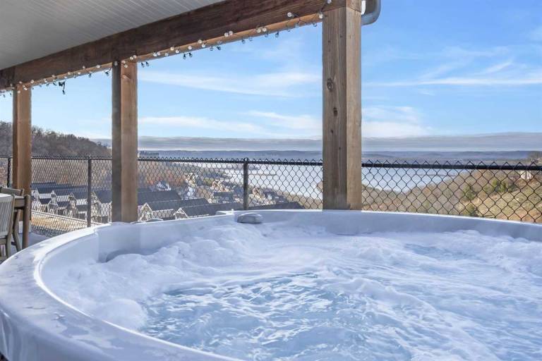 The House with it all! Free Group Tickets, Great Lake View, Hot Tub, Fireplace, Grill, Golf Deals! — photo 4