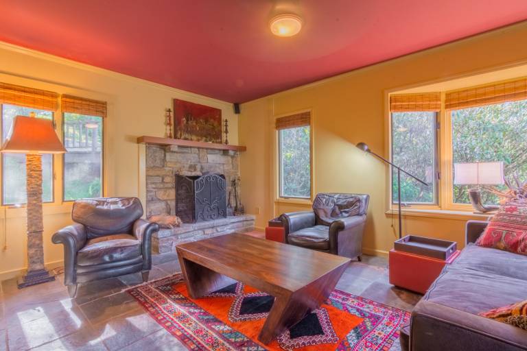 Cottage with grill & hot tub | Mountain view — photo 4