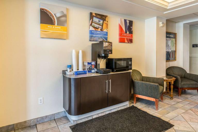 Econo Lodge Hot Springs South — photo 4