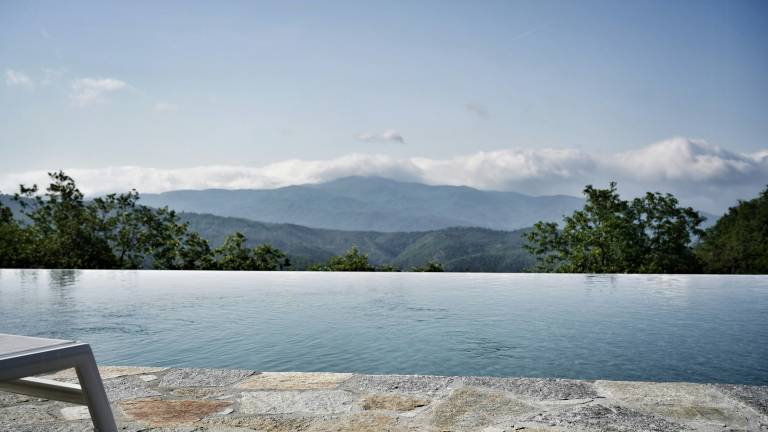 Villa with infinity pool in Piedmont mountains in Alessandria