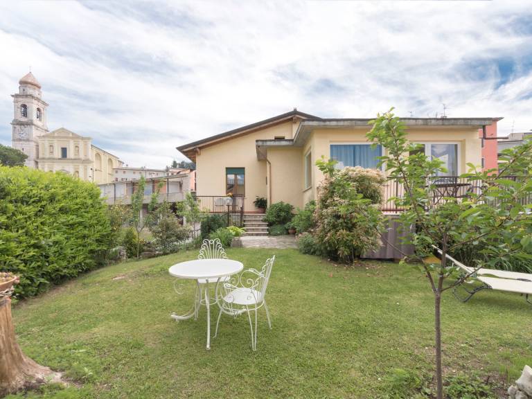 Apartment with yard | Lake view — photo 2