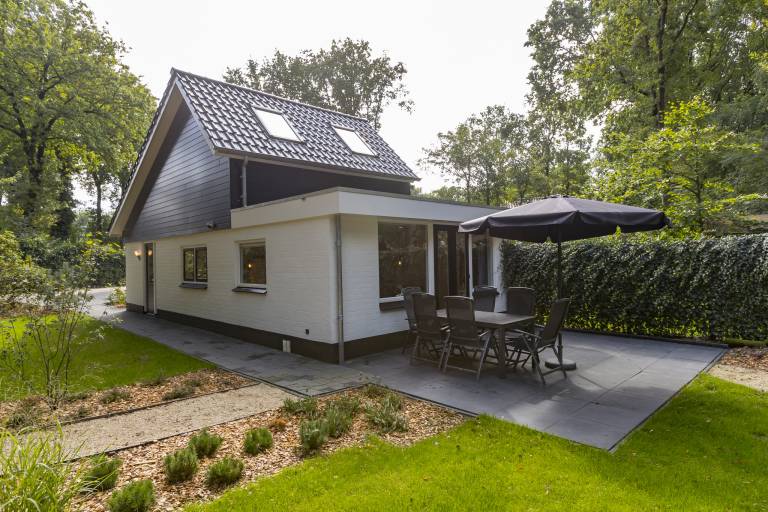 Ferienhaus mit Terrasse, Sauna und Pool