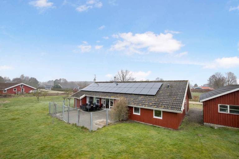 House with yard, barbeque & private pool — photo 2