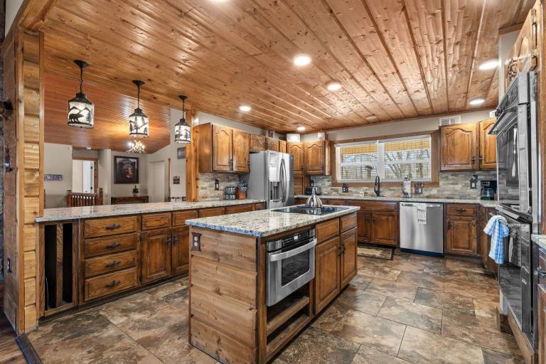 Lake Taneycomo Lakefront Lodge on 6 Acres • Sleeps 16• • Free Group Tickets — photo 5
