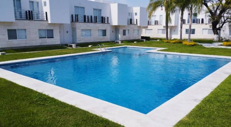 House with pool — photo 2