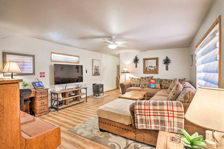 Hot Tub & Deck: Big Bear Gem Near Resorts! — photo 4