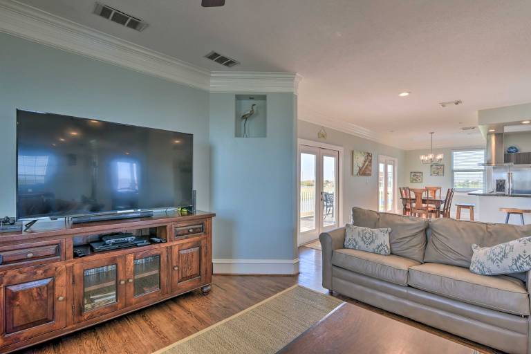 Bay Views! Family-Friendly Galveston Resort House — photo 5