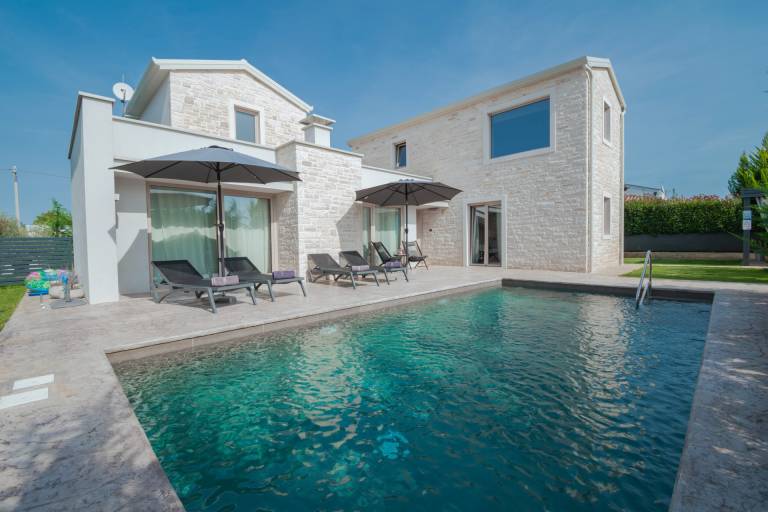 Villa with patio & pool — photo 2