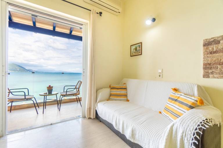 Studio Apartment 'Nikos Seaside 4' with Sea View, Wi-Fi and Air Conditioning — photo 3