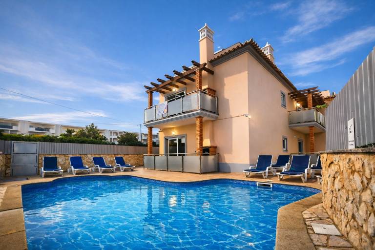 Rental apartment with barbecue, pool & garden in Albufeira