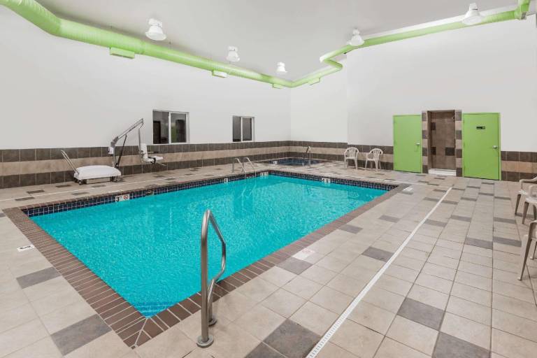 Econo Lodge Inn & Suites Yankton — photo 4