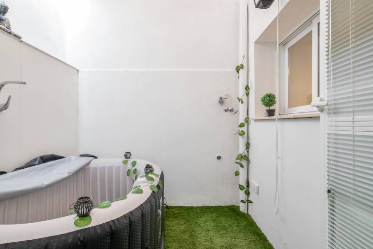Family-oriented holiday apartment with hot tub, patio & fast internet | City view | Dogs allowed — photo 2