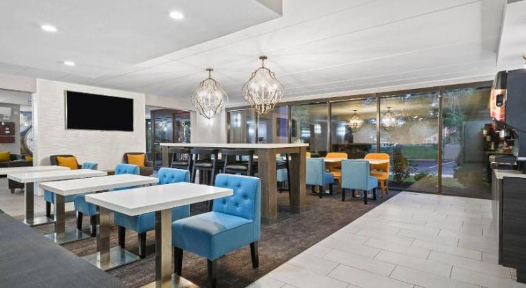 La Quinta Inn & Suites by Wyndham Sturbridge — photo 5