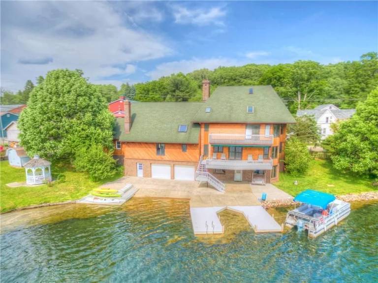 House Findley Lake