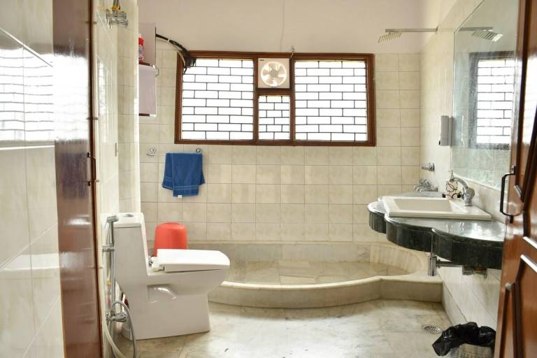 House with jacuzzi, garden & pool | Perfect for remote work | Pets allowed — photo 2
