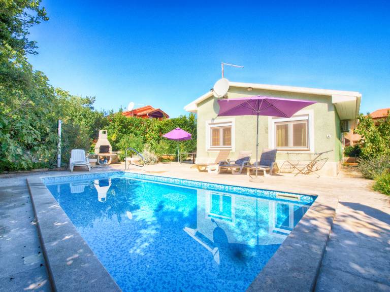 Vacation home with grill, pool & patio in Medulin