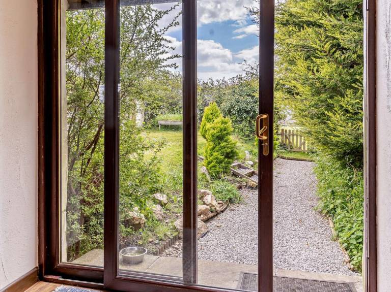 Cottage with yard | Water view | Pets allowed — photo 2