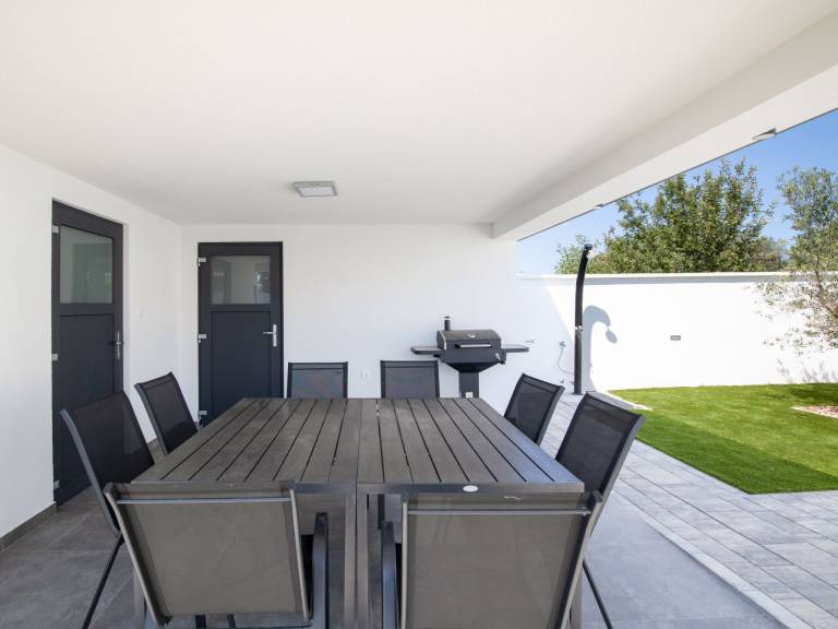 Fully equipped beautiful vacation home with private pool, patio & garden | Pets are welcome — photo 5