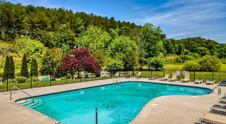 Beautiful house with hot tub & pool | Dogs allowed in Sevierville, TN