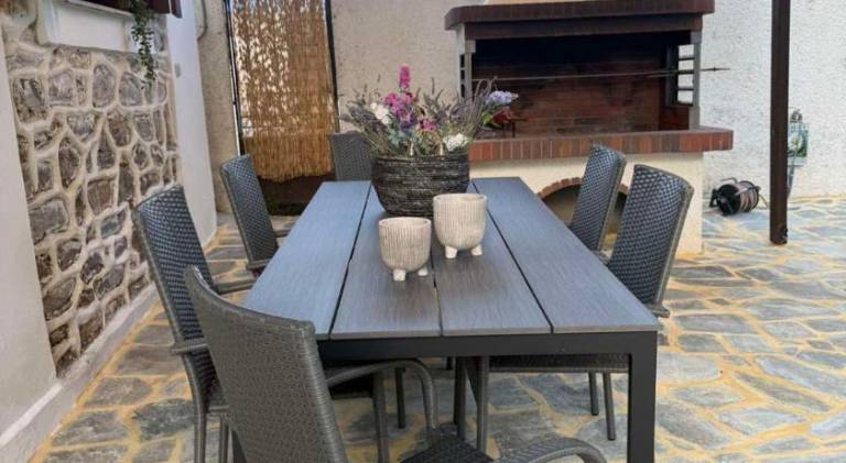 Vacation home with garden, patio & grill — photo 4
