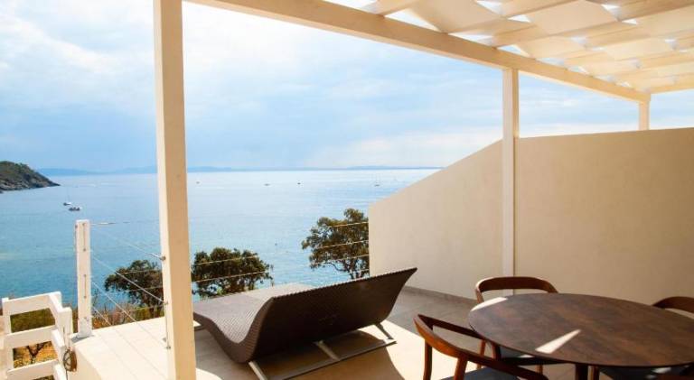Serviced apartment with hot tub, pool & yard — photo 4