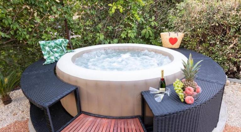 Family-oriented rental apartment with grill, terrace & hot tub | Pet-friendly — photo 5