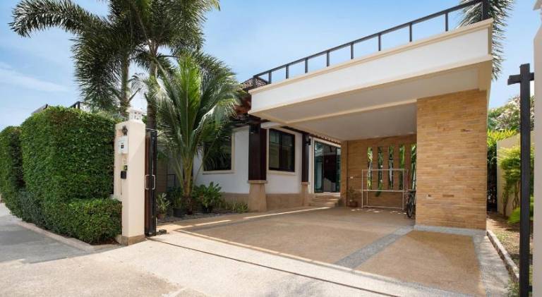Villa with pool — photo 4