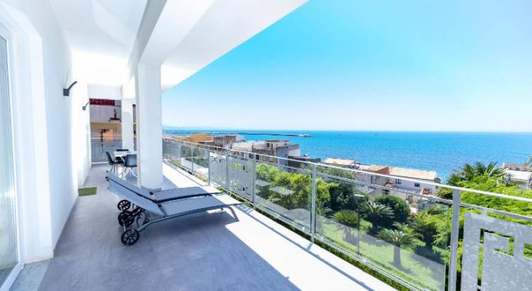 Rental apartment with terrace, BBQ & garden in Sciacca