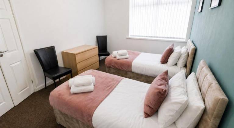 Spacious, Modern and stylish three bedroom home, perfect for work, leisure and contractors, 5 mins — photo 4