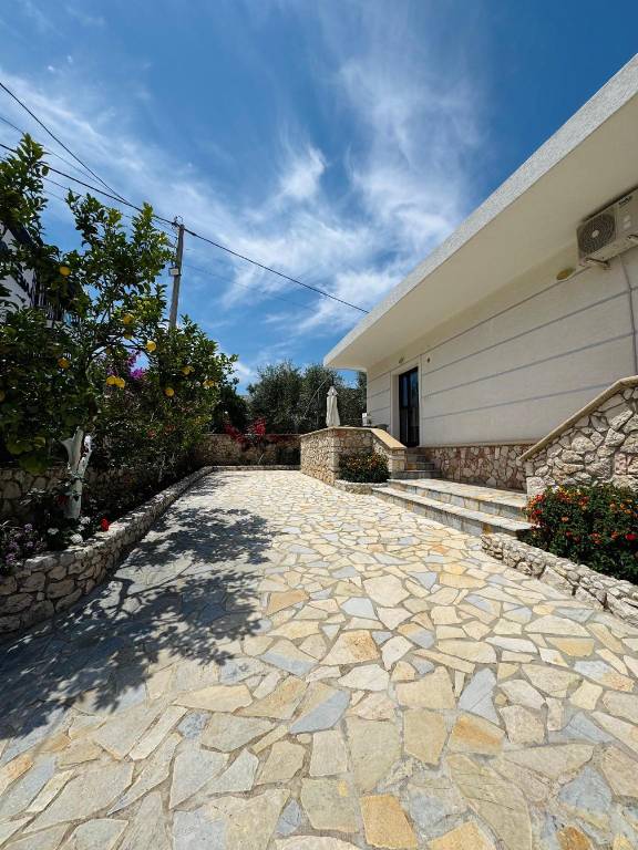 House with barbeque, yard & terrace | Next to the beach | Good for workation | Pet-friendly in Sarandë