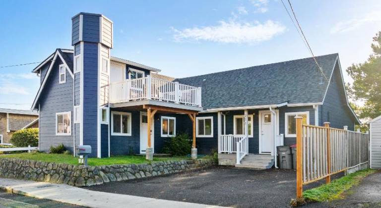 Vacation home with hot tub in Seaside, OR