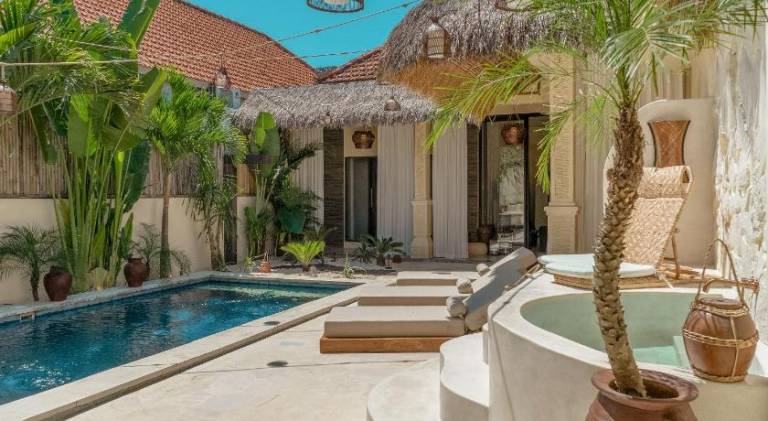 Villa with pool & jacuzzi in Canggu