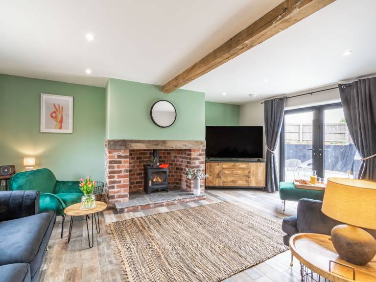Family-friendly cottage with yard & hot tub | Pets allowed — photo 4