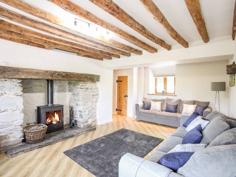 Family-oriented wonderful cottage with grill, yard & hot tub | Pet-friendly — photo 5