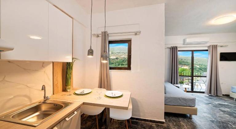 Beautiful serviced apartment with pool, yard & BBQ | Pet-friendly — photo 3