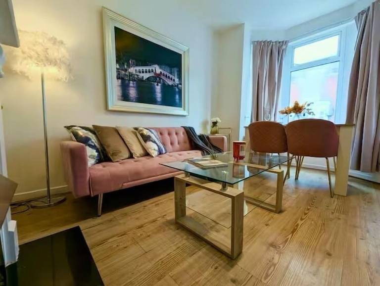 Central 3BR Home with Hot Tub Sleeps 10 in Portsmouth