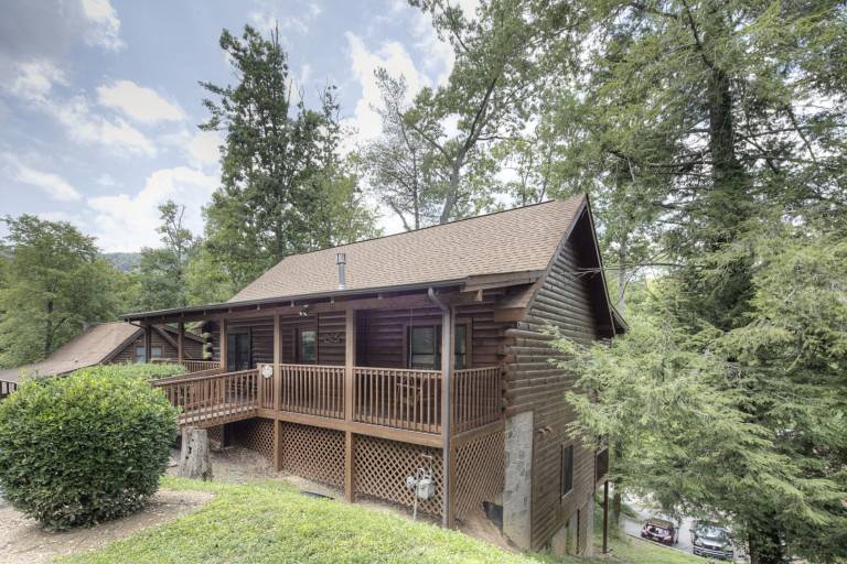 Cabin with private pool in Pigeon Forge, TN