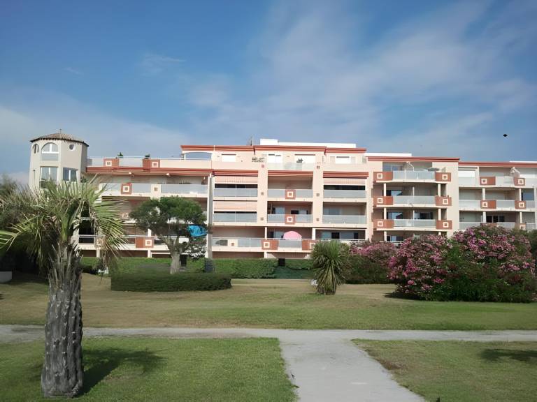 Serviced apartment with garden, pool & patio in Canet-en-Roussillon