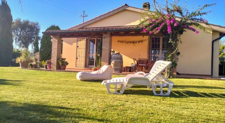 Apartment with yard in Cecina