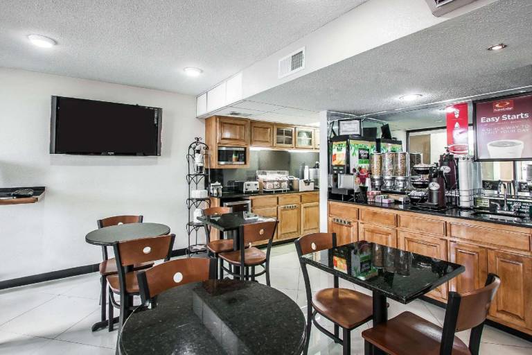 Econo Lodge Inn & Suites Memphis East — photo 3