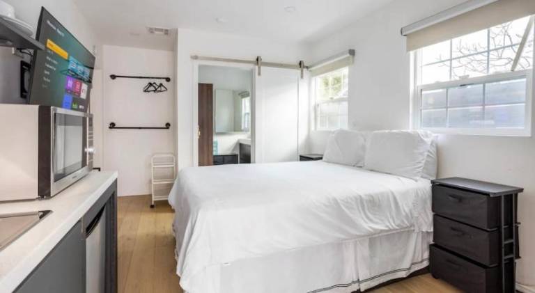 Charming one bed one bath privet studio