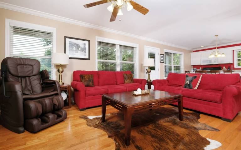 Vacation home with BBQ, hot tub & yard | Mountain view — photo 4