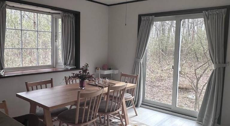 Chalet with patio, hot tub & garden — photo 5